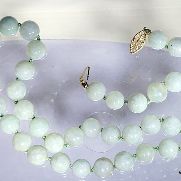 Pale Green Jade Beaded Necklace 14K Gold Closure 20-inch - Picture 2 of 4